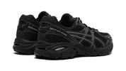 Sneaker ASICS GT-2160 JJJJound Black en mesh noir avec amorti GEL et design rétro-running minimaliste premium vue de 3/4 arrière. 