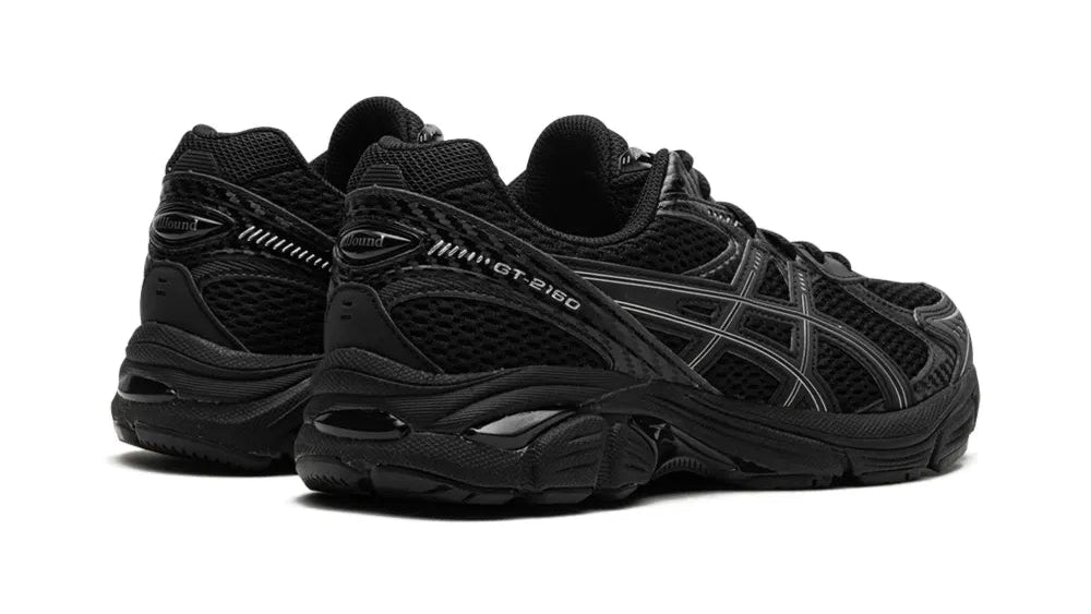 Sneaker ASICS GT-2160 JJJJound Black en mesh noir avec amorti GEL et design rétro-running minimaliste premium vue de 3/4 arrière. 