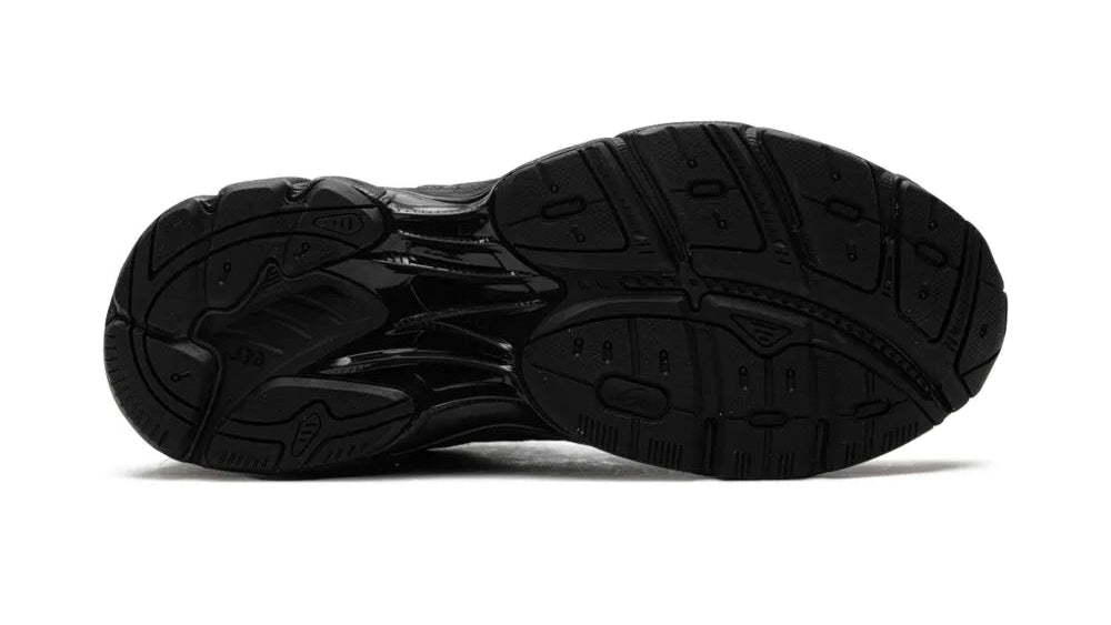 Sneaker ASICS GT-2160 JJJJound Black en mesh noir avec amorti GEL et design rétro-running minimaliste premium vue sur la semelle. 