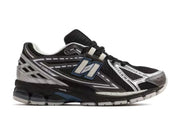 Sneaker New Balance 1906R en mesh bleu nuit, suède premium, détails argent réfléchissants, amorti ABZORB et N-ergy, collaboration atmos Blue Moon