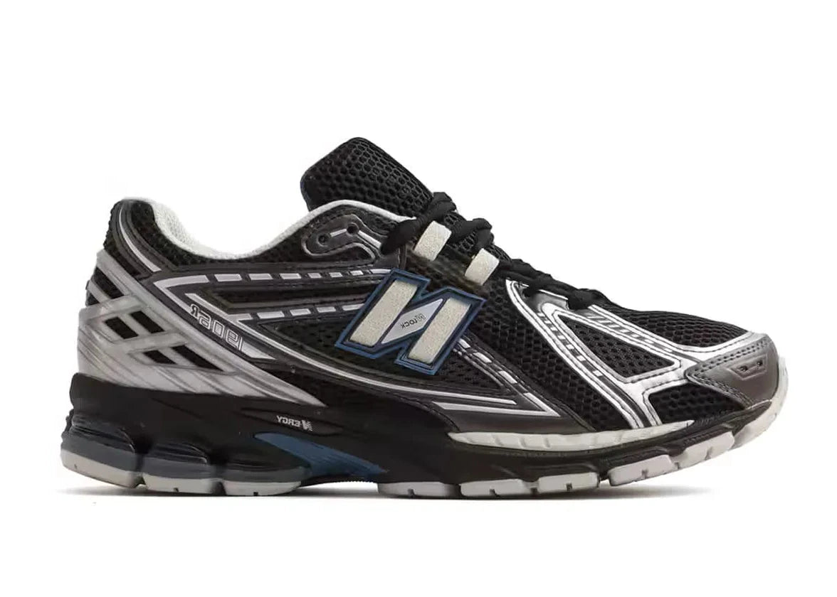Sneaker New Balance 1906R en mesh bleu nuit, suède premium, détails argent réfléchissants, amorti ABZORB et N-ergy, collaboration atmos Blue Moon