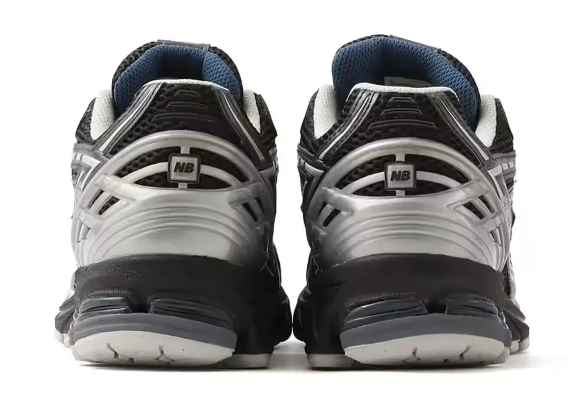 Sneaker New Balance 1906R en mesh bleu nuit, suède premium, détails argent réfléchissants, amorti ABZORB et N-ergy, collaboration atmos Blue Moon