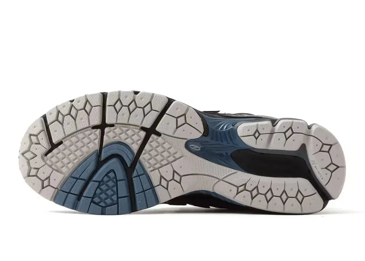 Sneaker New Balance 1906R en mesh bleu nuit, suède premium, détails argent réfléchissants, amorti ABZORB et N-ergy, collaboration atmos Blue Moon
