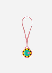 Swatch x Audemars Piguet Royal Pop Savonnette OTG Roz SSX03J100N, montre de poche mécanique en Bioceramic rose avec lunette jaune et cadran bleu-vert Tapisserie.