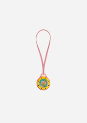 Swatch x Audemars Piguet Royal Pop Savonnette OTG Roz SSX03J100N, montre de poche mécanique en Bioceramic rose avec lunette jaune et cadran bleu-vert Tapisserie.