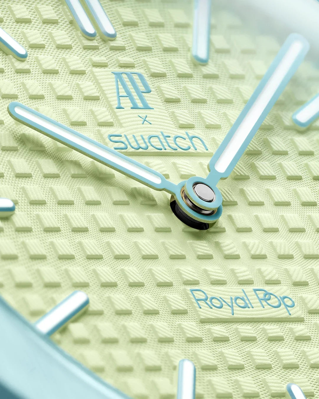 Swatch x Audemars Piguet Royal Pop Blaue Acht SSX03L101N, montre de poche mécanique en Bioceramic bleu avec cadran vert citron effet Tapisserie.