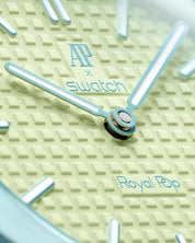 Swatch x Audemars Piguet Royal Pop Blaue Acht SSX03L101N, montre de poche mécanique en Bioceramic bleu avec cadran vert citron effet Tapisserie.