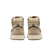 Sneaker Air Jordan 1 Retro High OG Khaki en cuir premium beige et blanc avec logo Wings et semelle Air classique.