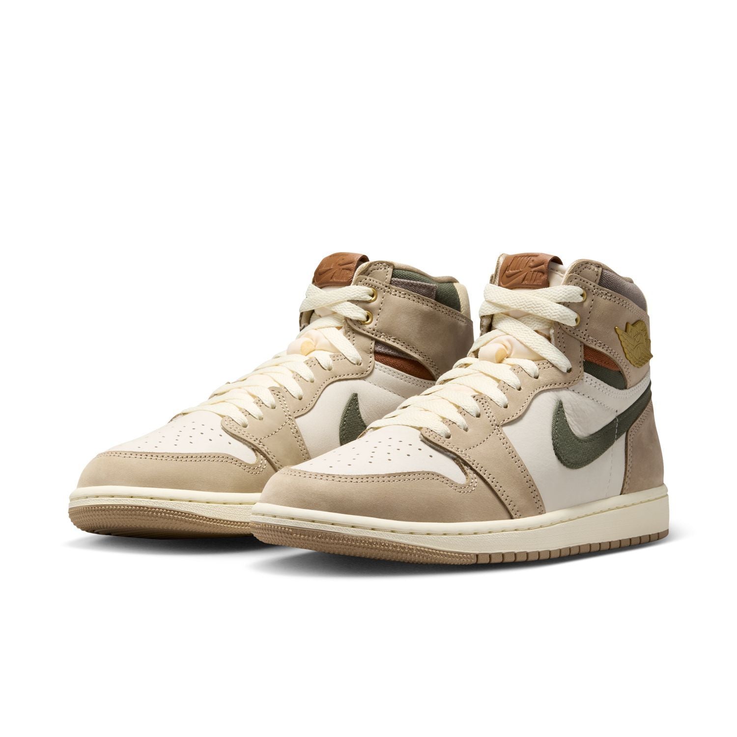 XSneaker Air Jordan 1 Retro High OG Khaki en cuir premium beige et blanc avec logo Wings et semelle Air classique.