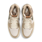 Sneaker Air Jordan 1 Retro High OG Khaki en cuir premium beige et blanc avec logo Wings et semelle Air classique.