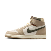 Sneaker Air Jordan 1 Retro High OG Khaki en cuir premium beige et blanc avec logo Wings et semelle Air classique.