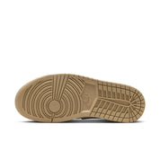 Sneaker Air Jordan 1 Retro High OG Khaki en cuir premium beige et blanc avec logo Wings et semelle Air classique.