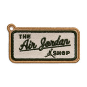 Sneaker Air Jordan 1 Retro High OG Khaki en cuir premium beige et blanc avec logo Wings et semelle Air classique.