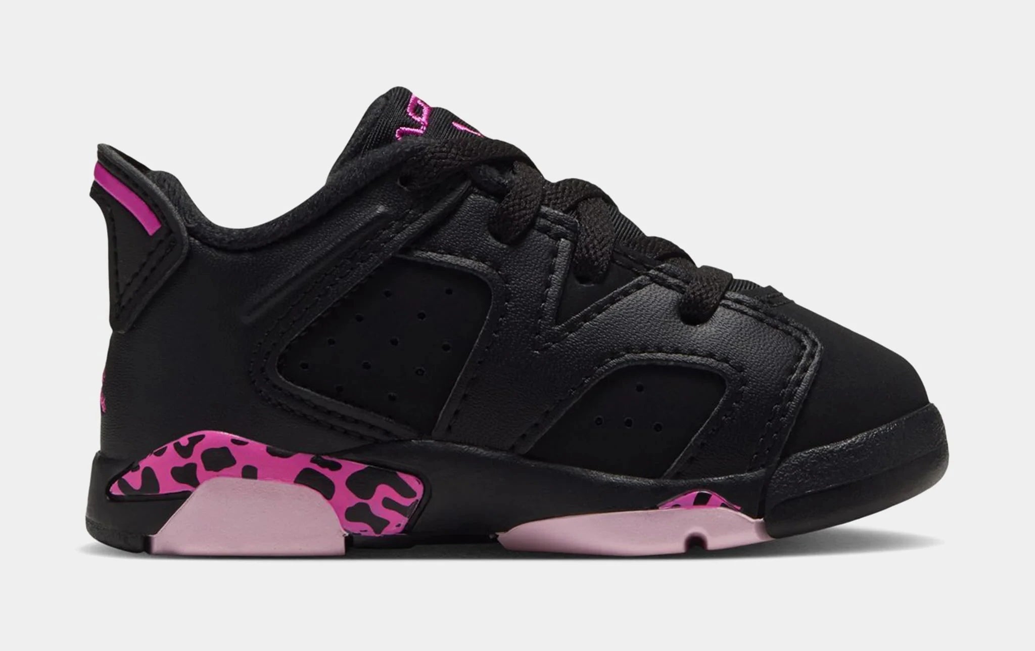 Air Jordan 6 Retro Low Black Fierce Pink (TD) IQ5607-001 en cuir noir avec accents Fierce Pink, boucle talon et semelle caoutchouc.