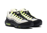 Nike Air Max 95 Denham en denim noir, gris et écru avec mesh blanc, détails Volt fluorescents et unités Max Air visibles.