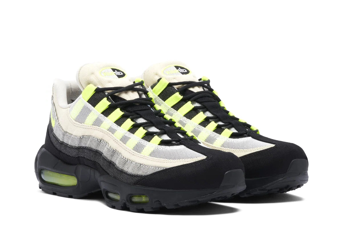 Nike Air Max 95 Denham en denim noir, gris et écru avec mesh blanc, détails Volt fluorescents et unités Max Air visibles.