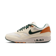 Nike Air Max 1 Baltimore Orioles City Connect 2026 avec tige en mesh respirant, empiècements en cuir et daim, unité Air Max visible et détails inspirés des Baltimore Orioles.