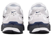 Nike P-6000 Photon Dust Anthracite grise avec tige en mesh, empiècements multicouches, détails Anthracite et semelle rétro-running.