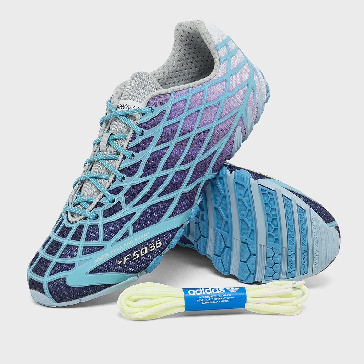 Adidas F50 Ghost Sprint Bad Bunny Dark Marine avec tige textile bleu marine, dégradé bleu clair, motif effet toile d’araignée et semelle extérieure en caoutchouc.
