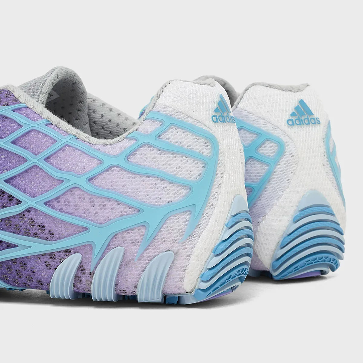 Adidas F50 Ghost Sprint Bad Bunny Dark Marine avec tige textile bleu marine, dégradé bleu clair, motif effet toile d’araignée et semelle extérieure en caoutchouc.