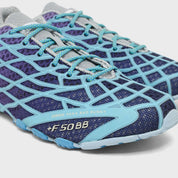 Adidas F50 Ghost Sprint Bad Bunny Dark Marine avec tige textile bleu marine, dégradé bleu clair, motif effet toile d’araignée et semelle extérieure en caoutchouc.