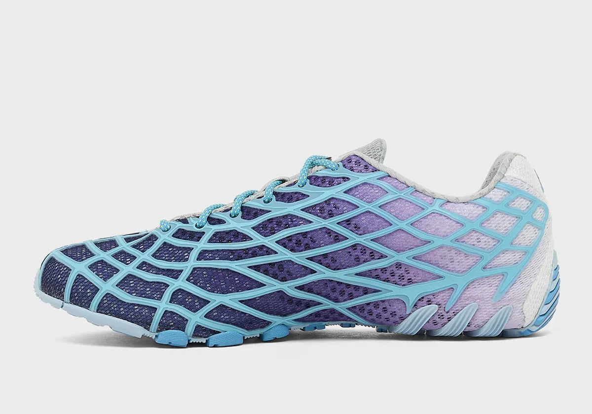 Adidas F50 Ghost Sprint Bad Bunny Dark Marine avec tige textile bleu marine, dégradé bleu clair, motif effet toile d’araignée et semelle extérieure en caoutchouc.