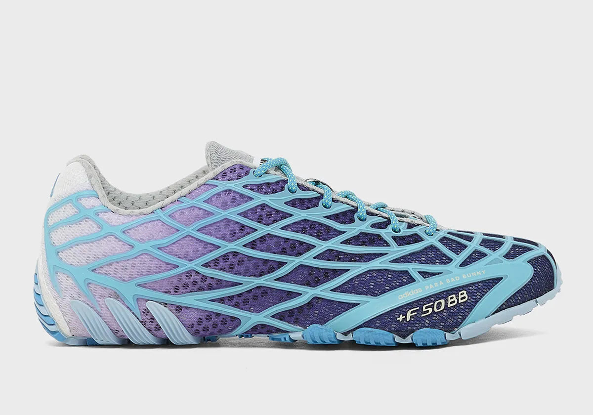 Adidas F50 Ghost Sprint Bad Bunny Dark Marine avec tige textile bleu marine, dégradé bleu clair, motif effet toile d’araignée et semelle extérieure en caoutchouc.