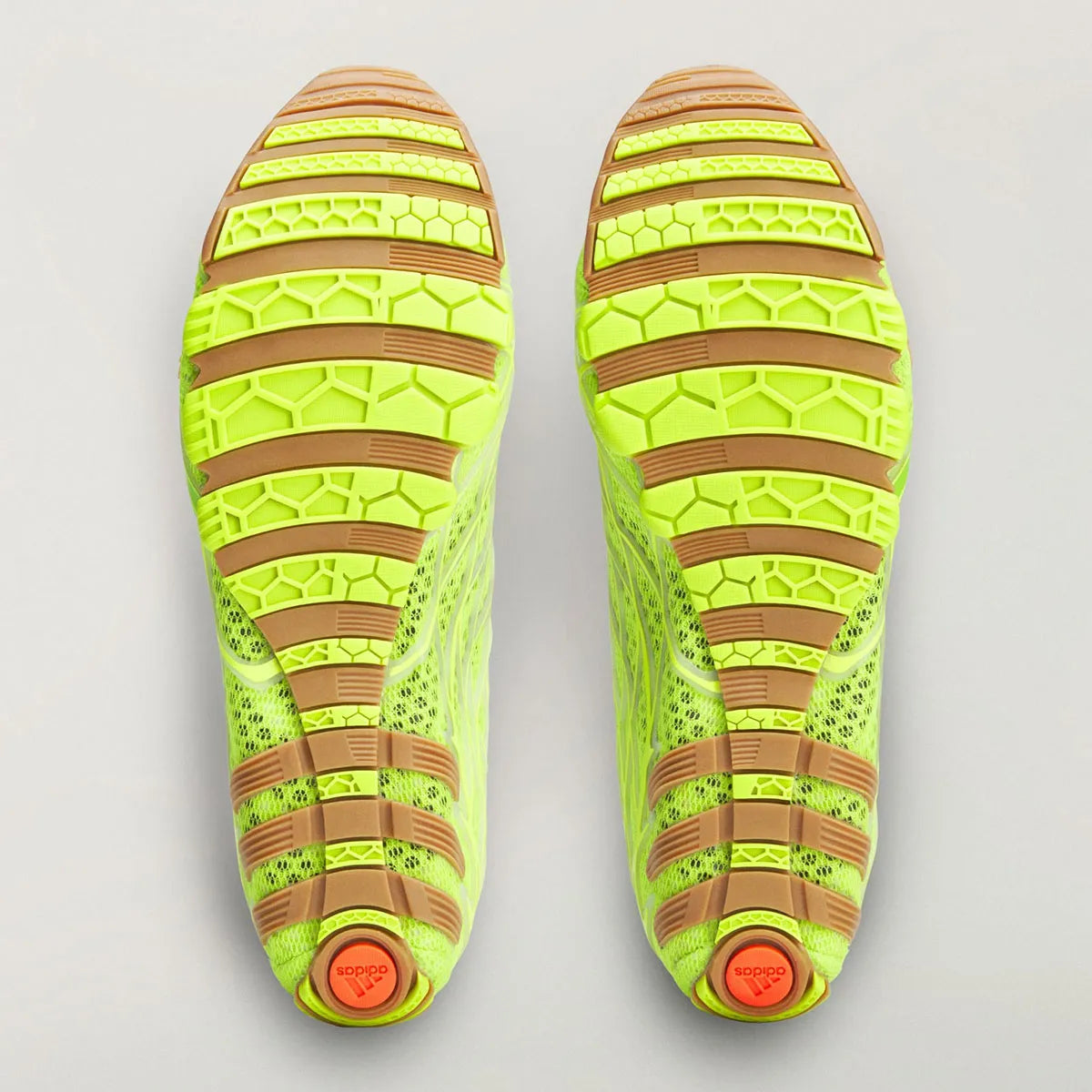 Adidas F50 Ghost Sprint Bad Bunny Solar Slime avec tige textile jaune-vert Solar Slime, détails noirs, motif inspiré de la F50 Spider et semelle extérieure en caoutchouc.