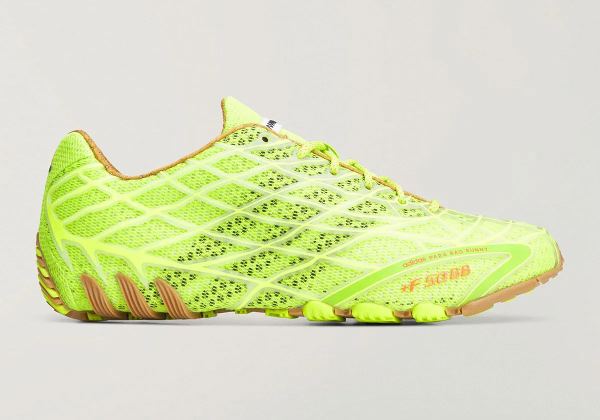 Adidas F50 Ghost Sprint Bad Bunny Solar Slime avec tige textile jaune-vert Solar Slime, détails noirs, motif inspiré de la F50 Spider et semelle extérieure en caoutchouc.