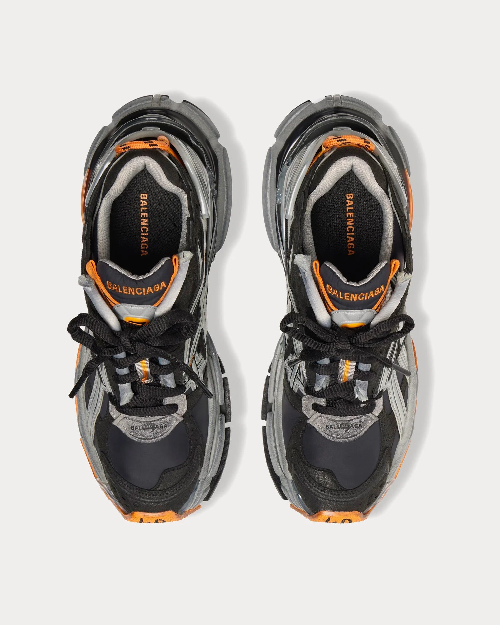Texte alternatif (alt) :
Balenciaga Runner Worn-Out Black Fluo Orange avec tige en mesh respirant, empiècements en cuir et matières synthétiques noirs, détails Fluo Orange, effet vieilli et semelle épaisse en caoutchouc.