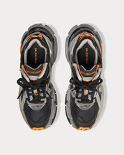 Texte alternatif (alt) :
Balenciaga Runner Worn-Out Black Fluo Orange avec tige en mesh respirant, empiècements en cuir et matières synthétiques noirs, détails Fluo Orange, effet vieilli et semelle épaisse en caoutchouc.