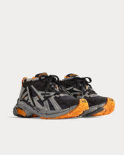 Texte alternatif (alt) :
Balenciaga Runner Worn-Out Black Fluo Orange avec tige en mesh respirant, empiècements en cuir et matières synthétiques noirs, détails Fluo Orange, effet vieilli et semelle épaisse en caoutchouc.