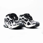 Balenciaga Runner Black White avec tige en mesh respirant, empiècements en cuir et matières synthétiques noirs et blancs, silhouette running déstructurée et semelle épaisse en caoutchouc.