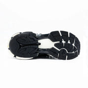Balenciaga Runner Black White avec tige en mesh respirant, empiècements en cuir et matières synthétiques noirs et blancs, silhouette running déstructurée et semelle épaisse en caoutchouc.