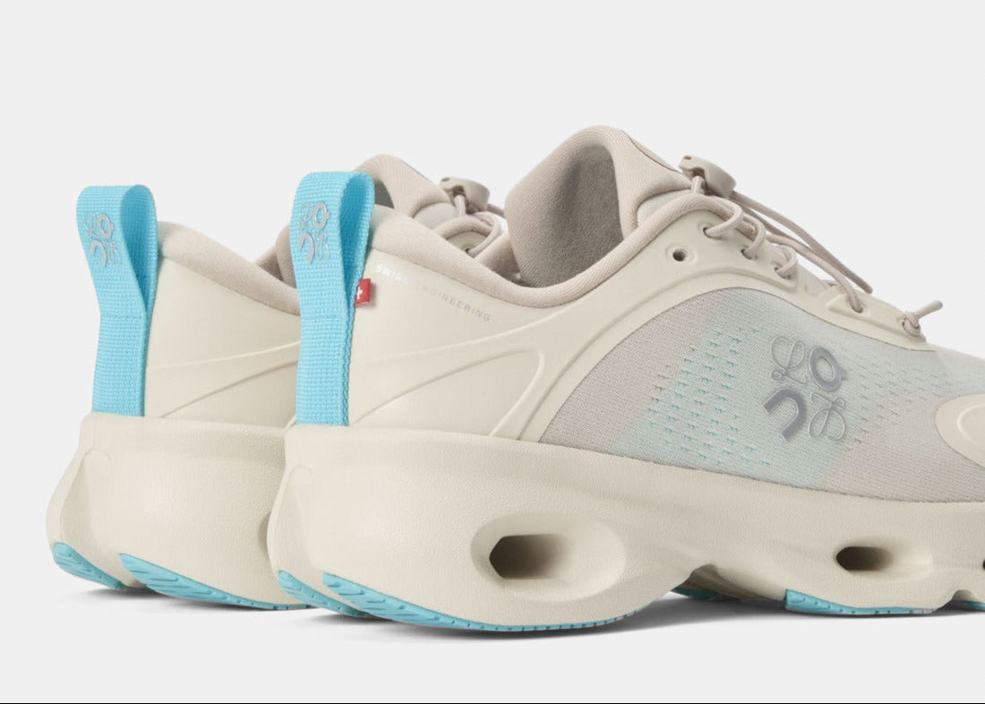 Sneakers On Running Cloudsolo LOEWE Sand Turquoise en matériaux techniques premium avec semelle CloudTec® et finitions luxe contemporaines vue de 3/4 arrière. 
