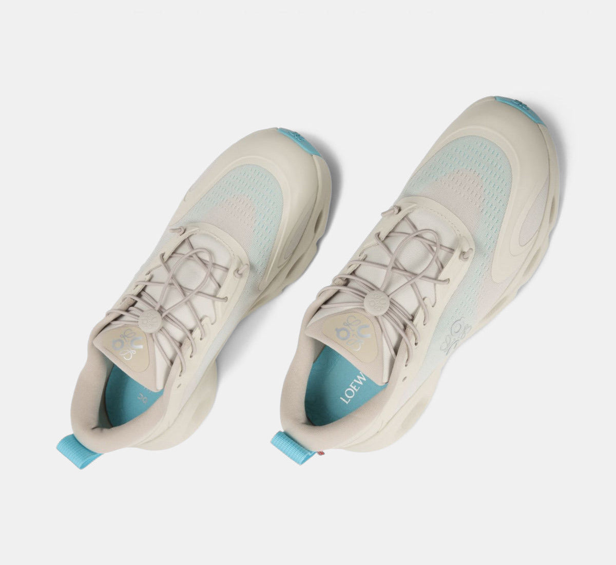 Sneakers On Running Cloudsolo LOEWE Sand Turquoise en matériaux techniques premium avec semelle CloudTec® et finitions luxe contemporaines vue du dessus. 