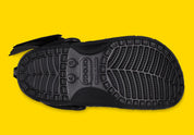 Crocs Classic Clog Batmobile noires inspirées de la Batmobile de Batman, avec détails en relief, bride pivotante et semelle légère en résine Croslite™.