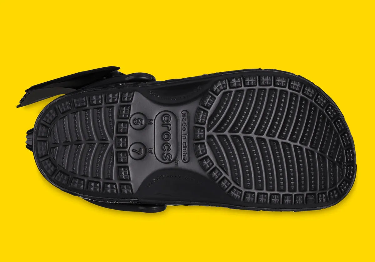 Crocs Classic Clog Batmobile noires inspirées de la Batmobile de Batman, avec détails en relief, bride pivotante et semelle légère en résine Croslite™.