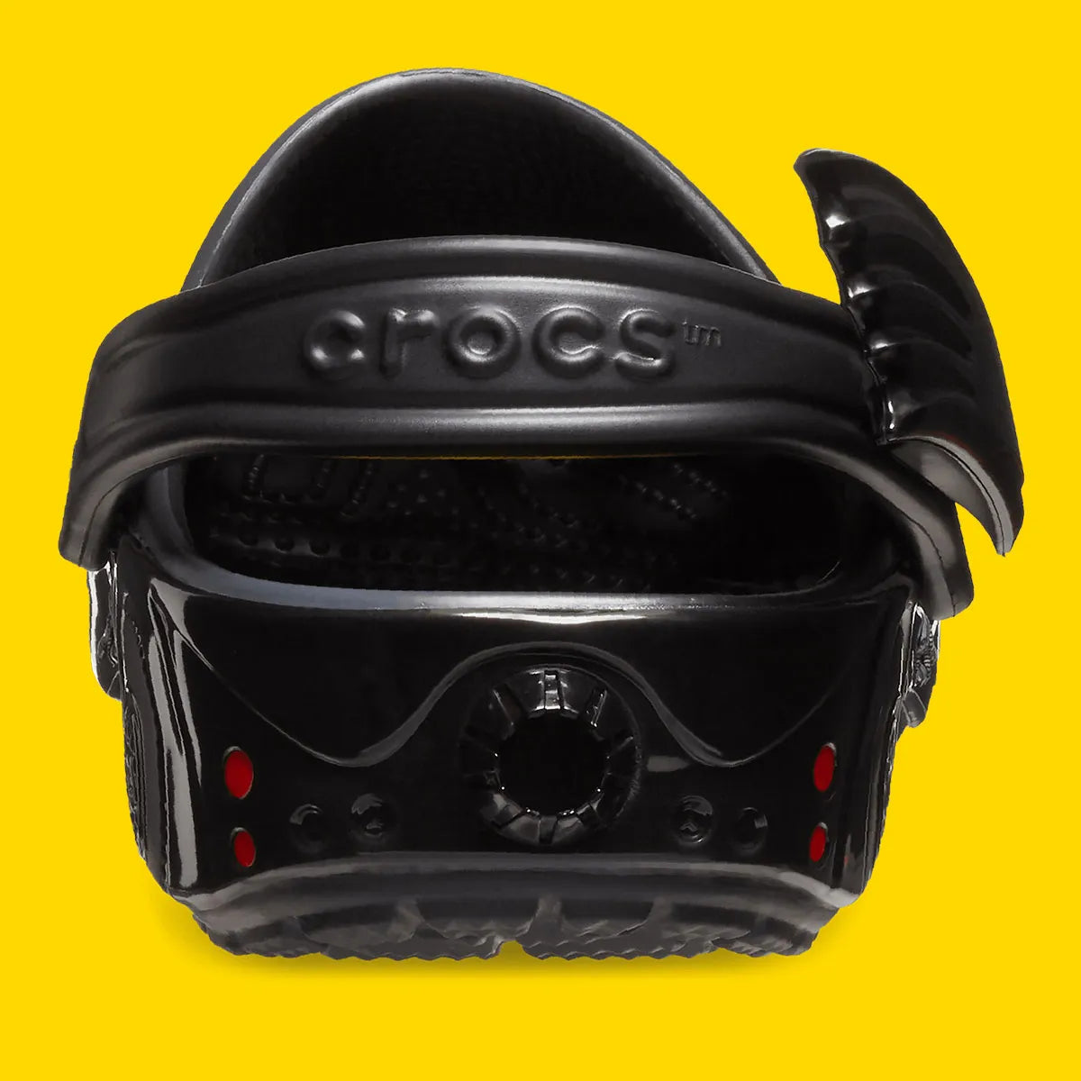 Crocs Classic Clog Batmobile noires inspirées de la Batmobile de Batman, avec détails en relief, bride pivotante et semelle légère en résine Croslite™.
