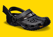Crocs Classic Clog Batmobile noires inspirées de la Batmobile de Batman, avec détails en relief, bride pivotante et semelle légère en résine Croslite™.