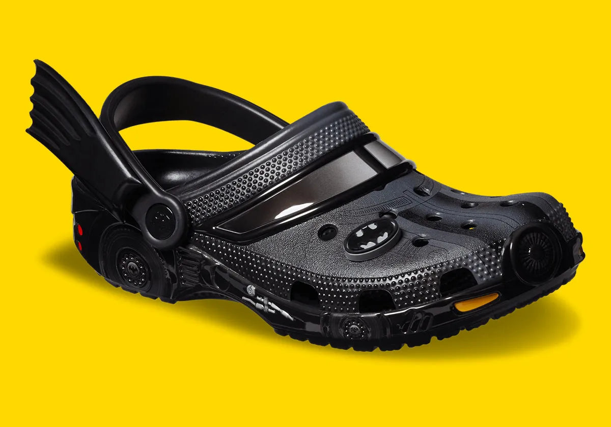 Crocs Classic Clog Batmobile noires inspirées de la Batmobile de Batman, avec détails en relief, bride pivotante et semelle légère en résine Croslite™.