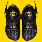 Crocs Classic Clog Batmobile noires inspirées de la Batmobile de Batman, avec détails en relief, bride pivotante et semelle légère en résine Croslite™.