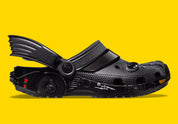 Crocs Classic Clog Batmobile noires inspirées de la Batmobile de Batman, avec détails en relief, bride pivotante et semelle légère en résine Croslite™.