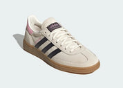 adidas Juventus FC Handball Spezial KK3023, sneaker basse en suède blanc cassé avec trois bandes noires, talon rose et semelle gomme caramel.