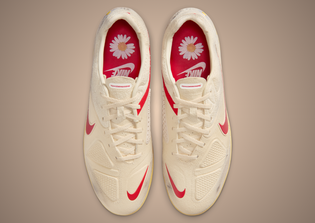 Sneaker Nike Cryoshot CTR360 Maestri II G-Dragon Peaceminusone Natural University Red avec tige crème, accents rouges, détails floraux signature et semelle Cryoshot futuriste.