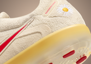 Sneaker Nike Cryoshot CTR360 Maestri II G-Dragon Peaceminusone Natural University Red avec tige crème, accents rouges, détails floraux signature et semelle Cryoshot futuriste.