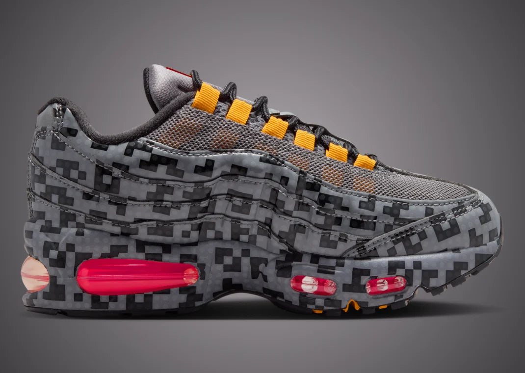 Sneaker Nike Air Max 95 LEGO Pixel Camo avec motif camouflage pixelisé inspiré de LEGO, unités Air visibles et design rétro-running iconique.