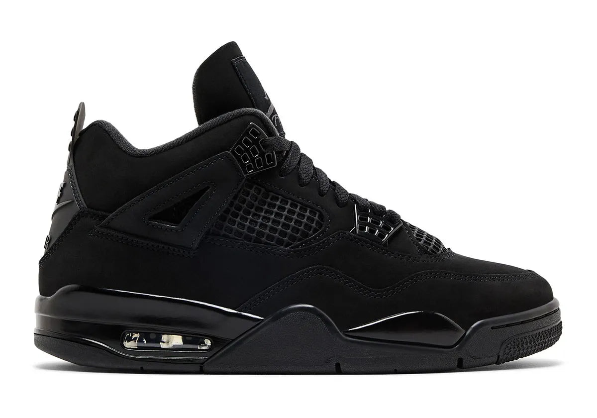 Air Jordan 4 Retro Black Cat 2025, sneaker nubuck noir avec détails graphite, ailes moulées, logo noir-gris, semelle caoutchouc et Air-Sole visible. (vue de profil)