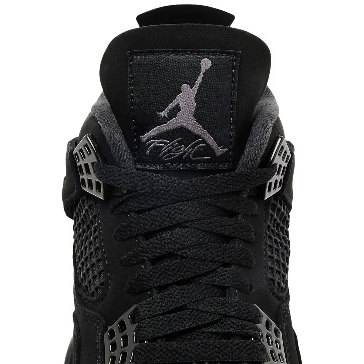 Air Jordan 4 Retro Black Cat 2025, sneaker nubuck noir avec détails graphite, ailes moulées, logo noir-gris, semelle caoutchouc et Air-Sole visible. (zoom languette)