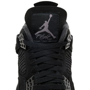 Air Jordan 4 Retro Black Cat 2025, sneaker nubuck noir avec détails graphite, ailes moulées, logo noir-gris, semelle caoutchouc et Air-Sole visible. (zoom languette)